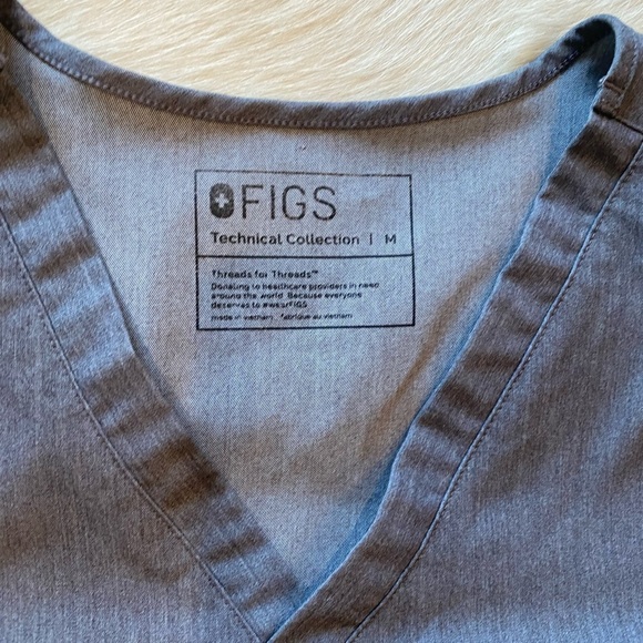 FIGS Catarina One-Pocket Scrub Top in grey - Picture 6 of 9